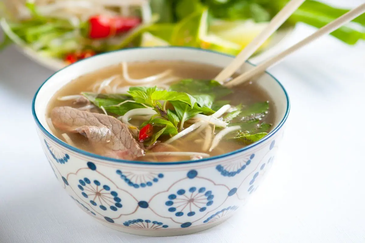 Vietnam Mutfağının Geleneksel Lezzeti: Pho Çorbası Tarifi